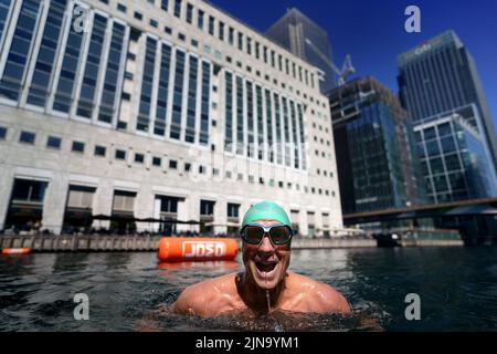 Nageur dans le nouveau site de natation en eau libre de Canary Wharf par temps chaud dans l'est de Londres. Le met Office a émis un avertissement ambre pour une chaleur extrême couvrant quatre jours de jeudi à dimanche pour certaines parties de l'Angleterre et du pays de Galles, comme une nouvelle vague de chaleur menace. Date de la photo: Mercredi 10 août 2022. Banque D'Images