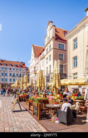 Cafés en plein air sur la place animée de l'hôtel de ville dans la vieille ville de Tallinn, la capitale de l'Estonie Banque D'Images