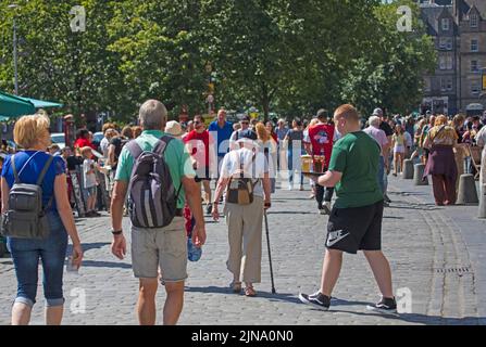 Centre-ville, Edimbourg, Ecosse, Royaume-Uni. 10th août 2022. Très chaud dans la ville animée High Street et Grassmarket. 26 fegrees centigrade dans l'après-midi. Crédit : Arch White/alamy Live News. Banque D'Images