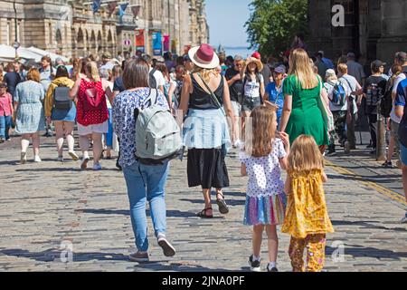 Centre-ville, Edimbourg, Ecosse, Royaume-Uni. 10th août 2022. Très chaud dans la ville animée High Street 26 fegrees centigrade dans l'après-midi. Crédit : Arch White/alamy Live News. Banque D'Images