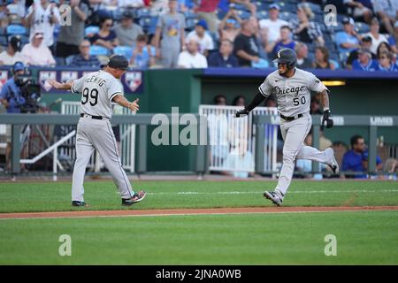 09 AOÛT 2022 : le deuxième baseman Lenyn Sosa (50) de Chicago White Sox célèbre sa première course à domicile avec Joe McEwing (99) de l'entraîneur de la troisième base de Chicago White Sox au Kauffman Stadium Kansas City, Missouri. Les White Sox ont battu les Kansas City Royals 3-2 dans le deuxième jeu d'un double en-tête Jon Robichaud/CSM. Banque D'Images