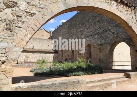 Murs et arcades des magasins du quartier des frères laïcs dits le Malgouverne. Cluny. Saône-et-Loire. Bourgogne. France. Europe. Banque D'Images