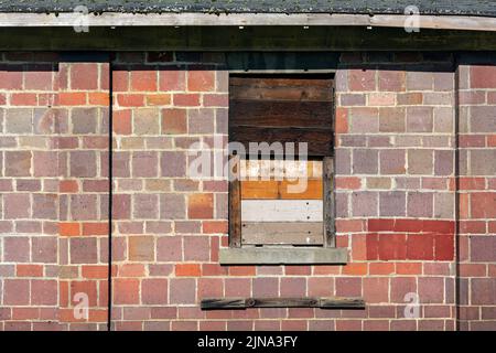 WA21877-00...WASHINGTON - Borded over window on a Old building on the site of fort Steilacoom situé dans la ville de Lakewood. Banque D'Images