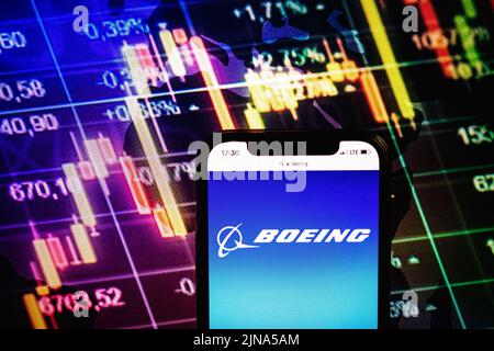 KONSKIE, POLOGNE - 09 août 2022: Smartphone affichant le logo de la société Boeing sur fond de diagramme de la Bourse Banque D'Images