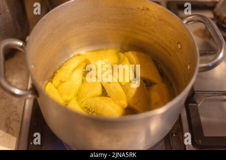 femme chef préparant la nourriture africaine des caraïbes avec des fruits plantain d'arbre de plan Banque D'Images