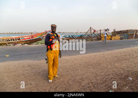 Dakar, Sénégal - 28 janvier 2019 : heureux homme africain souriant. Travailleur de rue à Dakar Banque D'Images