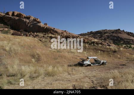 Épave de voiture abandonnée sur le côté d'une route, désert de Namib, Namibie Banque D'Images