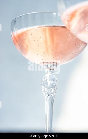 Gros plan de deux verres de champagne rose en coupe à champagne Banque D'Images