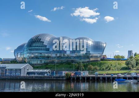 Vue de la salle de concert Sage Gateshead, maintenant connue sous le nom de Glasshouse, conçue par Norman Foster, de l'autre côté de la rivière Tyne depuis Newcastle upon Tyne, Royaume-Uni. Banque D'Images