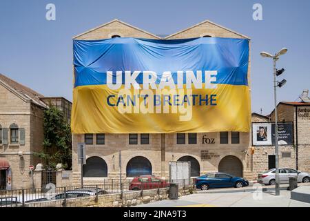 Jérusalem, Israël - 30 avril 2022 : un panneau soutenant l'Ukraine accroché à l'un des plus anciens bâtiments d'Israël, Jérusalem. Banque D'Images