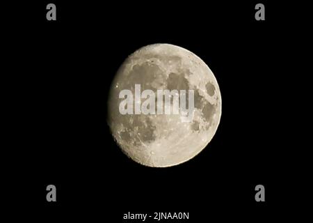 Londres, Royaume-Uni. 9th août 2022. Vue sur Sturgeon Moon au nord de Londres. La pleine lune de l'esturgeon aura lieu le 11 août 2022 et ce sera la dernière super-lune de cette année. (Image de crédit : © Dinendra Haria/SOPA Images via ZUMA Press Wire) Banque D'Images