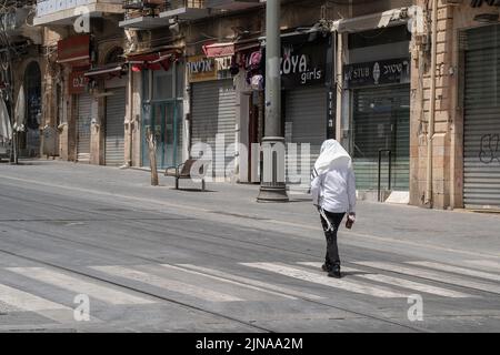 Jérusalem, Israël - 30 avril 2022: Un juif orthodoxe dans le centre de Jérusalem un samedi, quand il n'y a pas de véhicule ou d'activité commerciale. Banque D'Images