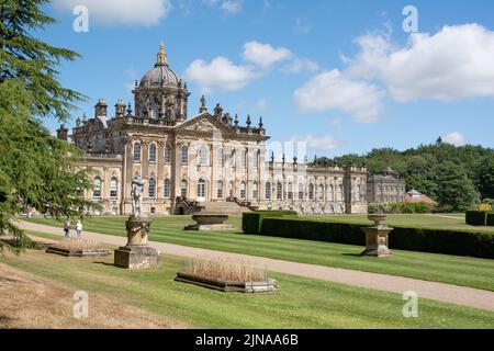 La façade sud du château Howard et le jardin formel Banque D'Images