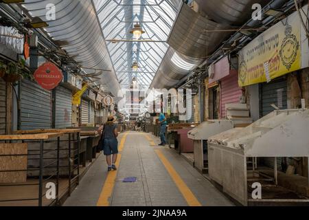 Jérusalem, Israël - 30 avril 2022 : le marché de Mahane Yehuda couvra dans le centre de Jérusalem un samedi, alors qu'il n'y a pas d'activité commerciale. Banque D'Images