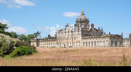 La façade sud du château Howard a vue depuis les jardins informels Banque D'Images