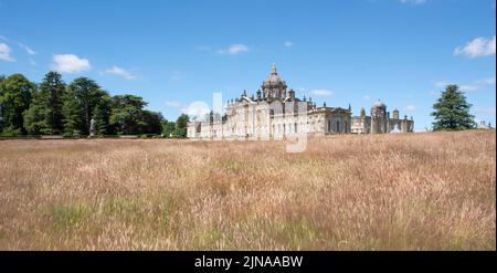 La façade sud du château Howard a vue depuis les jardins informels Banque D'Images