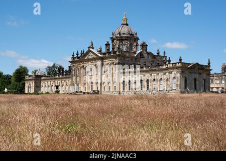 La façade sud du château Howard a vue depuis les jardins informels Banque D'Images