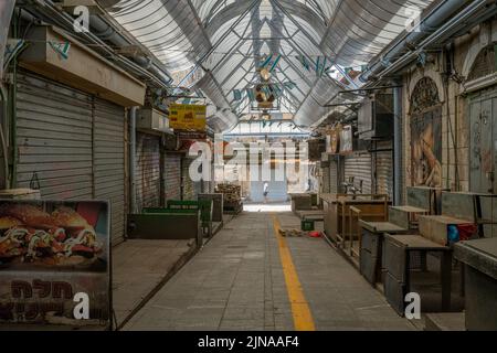 Jérusalem, Israël - 30 avril 2022 : le marché de Machane Yehuda couvra dans le centre de Jérusalem un samedi, alors qu'il n'y a pas d'activité commerciale Banque D'Images