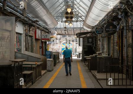 Jérusalem, Israël - 30 avril 2022 : le marché de Machane Yehuda couvra dans le centre de Jérusalem un samedi, alors qu'il n'y a pas d'activité commerciale Banque D'Images