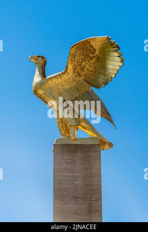 Golden Eagle en face de la Maison des sports allemands, Olympiapark Berlin Westend, Allemagne Banque D'Images