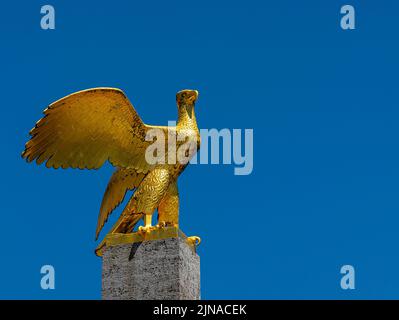 Golden Eagle en face de la Maison des sports allemands, Olympiapark Berlin Westend, Allemagne Banque D'Images