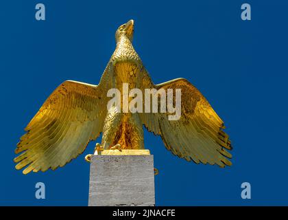 Golden Eagle en face de la Maison des sports allemands, Olympiapark Berlin Westend, Allemagne Banque D'Images