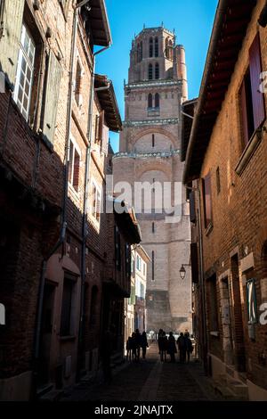 La cathédrale Sainte-Cécile, également connue sous le nom de cathédrale Albi, est le siège de l'archevêque catholique d'Albi. Construit pour la première fois à la suite de la Croisade albigésienne, l'extérieur sombre ressemble à une forteresse, mais l'intérieur est somptueusement décoré avec de l'art et de la sculpture, un écran de choeur très orné, et des murs dans des bleus et des rouges lumineux, dans le Toulousien ou le sud de la France gothique. Il a été commencé en 1282 et a été en construction pendant 200 ans. Il est considéré comme le plus grand bâtiment en briques du monde.[1] en 2010, la cathédrale, ainsi que ses bâtiments épiscopales, ont été désignés si, patrimoine mondial de l'UNESCO Banque D'Images