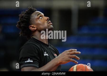 Retin Obasohan (32), en Belgique, photographié en action pendant l'échauffement avant un match de basket-ball amical avant les championnats européens entre l'équipe nationale belge « les Lions belges » et l'Allemagne, mercredi 10 août 2022, à Hasselt. BELGA PHOTO JILL DELSAUX Banque D'Images