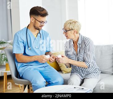 infirmière médecin soins aux personnes âgées médicament comprimé prescription aidant soignant aide à la retraite soins infirmiers à domicile Banque D'Images