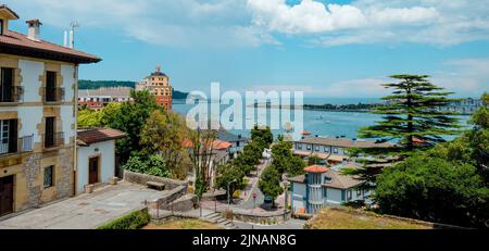 Embouchure de la rivière Bidassoa vue de Hondarribia, Espagne, et de la baie de Txingudi dans l'océan Atlantique, et Hendaye, France, de l'autre côté de la Banque D'Images