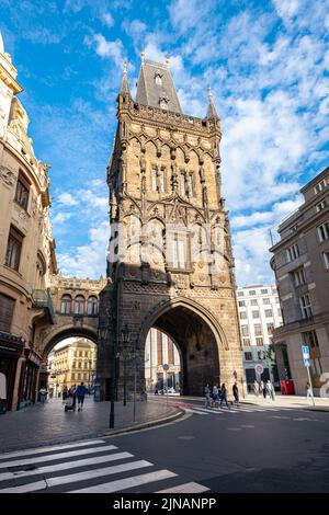Tour de poudre (tchèque : Prašná brána) dans la vieille ville de Prague Banque D'Images