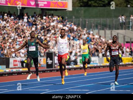 Muzala Samukonga, de Zambie, et Matthew Hudson-Smith, d’Angleterre, en compétition pour la finale masculine de 400 aux Jeux du Commonwealth au stade Alexander, à Birmin Banque D'Images