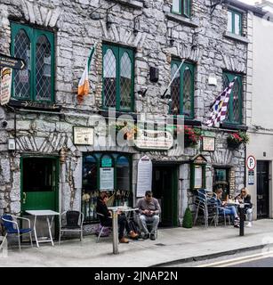 Dînez à Galway, en Irlande, au bar-restaurant Finnegan's dans Market Street. Banque D'Images