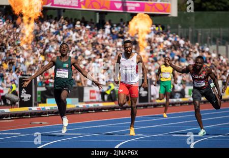 Muzala Samukonga, de Zambie, et Matthew Hudson-Smith, d’Angleterre, en compétition pour la finale masculine de 400 aux Jeux du Commonwealth au stade Alexander, à Birmin Banque D'Images