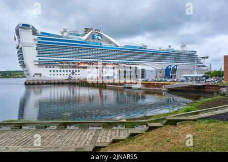 Princesse des Caraïbes pendant son port d'escale à Sydney, Nouvelle-Écosse, sur 10 août 2022. Le navire appartient à Princess Cruises et a une capacité de ove Banque D'Images