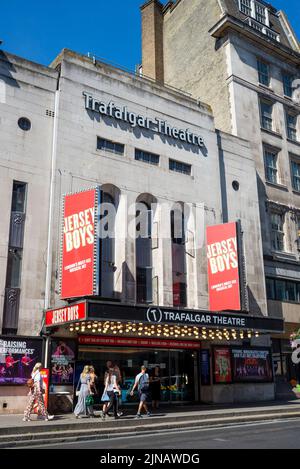 Jersey Boys faisant de la publicité à l'extérieur du Trafalgar Theatre à Whitehall, Westminster, Londres, Royaume-Uni. Banque D'Images