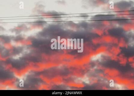 Magnifique ciel nuageux rose et violet avec espace pour la copie Banque D'Images