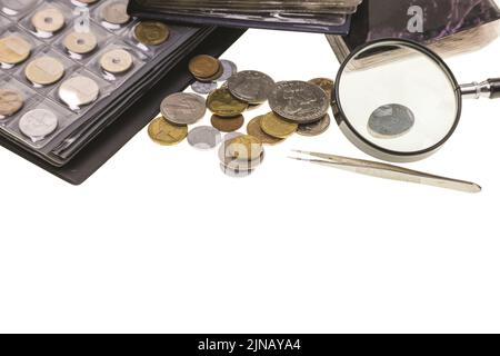 Vue rapprochée de la collection de pièces anciennes avec loupe, pincettes et albums. Suède. Banque D'Images