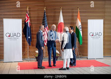 Le président Joe Biden, le Premier ministre japonais Kishida Fumio, le Premier ministre indien Narendra Modi et le Premier ministre australien Anthony Albanese posent pour une photo à Kantei, le bureau et la résidence officielle du Premier ministre japonais, à Tokyo, mardi, 24 mai 2022, Avant le Sommet des Quad leaders. (Photo officielle de la Maison Blanche par Adam Schultz) Banque D'Images