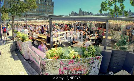 Édimbourg, Écosse, Royaume-Uni 10th août 2022. Météo au Royaume-Uni : le temps ensoleillé sur le chemin a vu les habitants et les touristes toasts dans le soleil tandis que l'herbe sur les jardins de la rue des princes a brûlé et ils ont pris les actes et les bruckers de circulaire sur le Royal Mile et la butte. Crédit Gerard Ferry/Alay Live News Banque D'Images