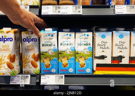 Lait de prairie dans un supermarché Banque D'Images