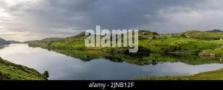 Vue panoramique sur le Loch Inchard et le hameau d'Achriesgill dans les Highlands écossais, dans une lumière chaude le soir Banque D'Images