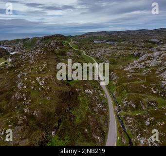 Vue sur une route côtière et un paysage sur la route panoramique North Coast 500 dans les Higlands écossais près de Lochniver Banque D'Images