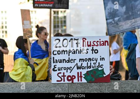 Downing Street, Londres, Royaume-Uni. 10th août 2022. Des manifestants brandissant des banderoles pour soutenir l'Ukraine - l'Ukraine mérite le respect, même s'ils savent que l'Occident les a trompés. Ils ont le courage de défendre l'amour de l'Ukraine et de la culture ukrainienne contre le russe. Je soutiens fermement que cette guerre doit se terminer maintenant pour empêcher la troisième Guerre mondiale crédit: Voir Li/Picture Capital/Alay Live News Banque D'Images