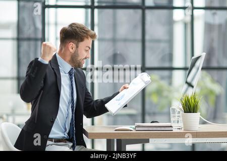 drôle employé de sexe masculin ont le plaisir de jouer gagnant dans le bureau moderne Banque D'Images