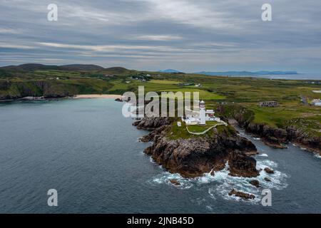 Vue sur le paysage d'un drone du phare et de la péninsule de Fanad Head, sur la côte nord de l'Irlande Banque D'Images