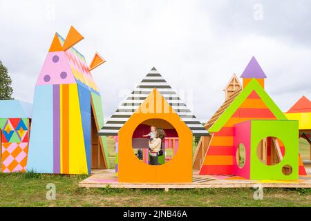 Une installation artistique au parc d'art Compton Verney, par l'artiste Morag Myerscough. Banque D'Images