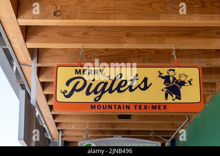 Jackson, Wyoming - 20 juillet 2022: Panneaux pour le restaurant mexicain tex-max Merry Piglet Banque D'Images