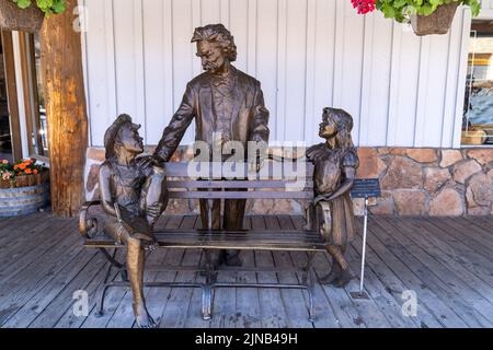 Jackson, Wyoming - 20 juillet 2022 : sculpture et banc Mark Twain dans le centre-ville de Jackson, Wyoming Banque D'Images