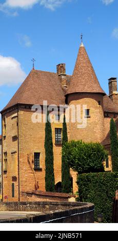 Le château de Belvès, en Dordogne, dans le sud-ouest de la France, date du 14th siècle. Ce qui est inhabituel, c'est qu'il est dans la ville plutôt qu'à l'extérieur. Banque D'Images